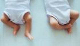 شقيقتان توأم تلدان طفلين في نفس اليوم