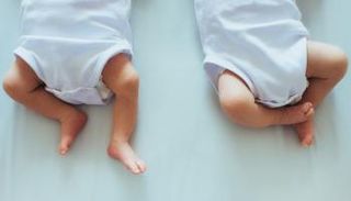 شقيقتان توأم تلدان في نفس اليوم - تعبيرية