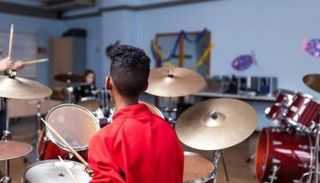 قرع الطبول يساعد في علاج التوحد