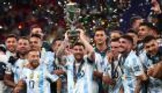 كيف تقمص ميسي دور "بابا نويل" في ليلة تتويج الأرجنتين؟ (فيديو)