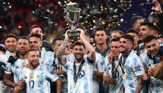 ميسي يحمل كأس فيناليسيما