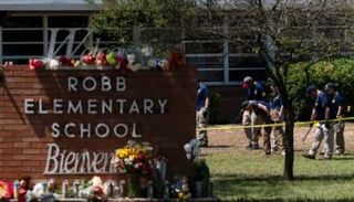 المحققون الأمريكيون يبحثون عن أدلة خارج مدرسة روب الابتدائية في أوفالدي بتكساس