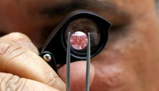 حجر ألماس يحمله التاجر الهندي برافين كوكاديا في مكتبه قرب تل أبيب