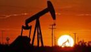 النفط يخالف خطة أوبك+ ويغلق مرتفعا 2%