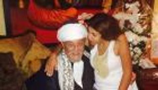 بوسي شلبي تزور قبر محمود عبدالعزيز وتطلب الدعاء