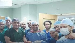 الأطباء المشاركون في الجراحة