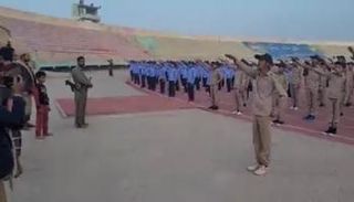 أطفال في ملعب بذمار حشدهم الحوثي لزجهم بجبهات القتال