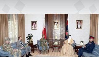 وزير داخلية البحرين خلال لقاء قائد القوات البحرية بالقيادة الأمريكية