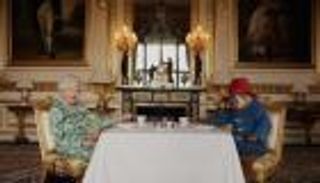 الملكة إليزابيث تلتقي الدب بادينجتون بقصر باكنجهام (فيديو)