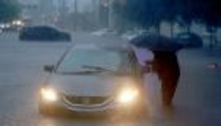 الأوسع منذ 20 عاما.. قتيل و15 جريحا في عواصف عنيفة بفرنسا (صور)