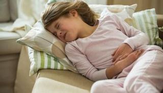 طفلة تعاني آلام القولون العصبي