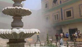 الدخان يتصاعد من مبنى داخل جامعة واسط