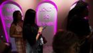 بالصور.. "المومس" يبيع حلوى بأشكال جنسية وإجراء لحماية القصّر