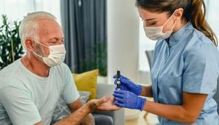 شخص يقيس مستوى السكر في الدم