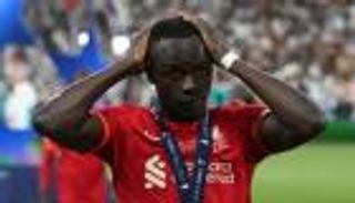 روح الدعابة وسيلة ماني للنجاة من غضب جماهير ليفربول