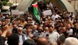 "بدنا نعيش".. احتجاجات فلسطينية على غلاء الأسعار وتهديد بالإضراب