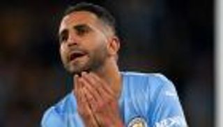 من الملعب إلى السوشيال ميديا.. علامة زرقاء تعمق أزمات رياض محرز