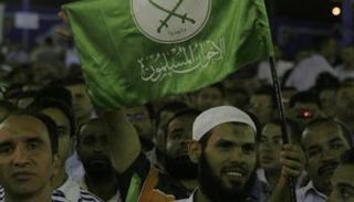 عناصر من الإخوان يحملون شعار التنظيم- أرشيفية