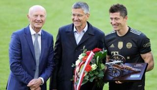 ليفاندوفسكي بجوار رئيس بايرن ميونخ