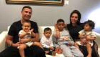 كيف حضر شبح كريستيانو رونالدو عيد ميلاد توأميه؟ (فيديو)