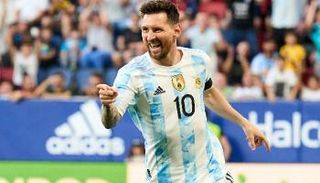 ليونيل ميسي قائد منتخب الأرجنتين ضد إستونيا