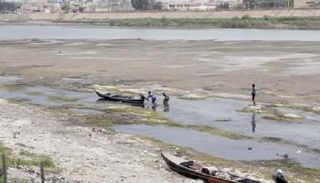 نهر دجلة في بغداد بعد انخفاض مناسيب المياه