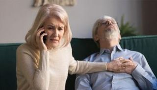 الجلوس طويلا يهدد كبار السن بأمراض الدماغ