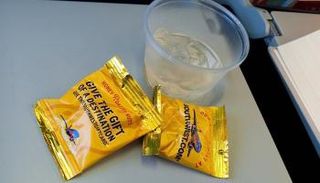 كيسان من الفول السوداني على متن أحد خطوط الطيران الجوية - أرشيفية