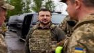 زيلينسكي يزور جنوب شرق أوكرانيا.. ولافروف يلغي زيارته لصربيا