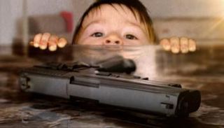 الطفل أطلق النار على والده بالخطأ من سلاح ناري - أرشيفية