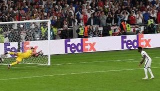 بوكايو ساكا لاعب منتخب إنجلترا يهدر ركلة ترجيح ضد إيطاليا