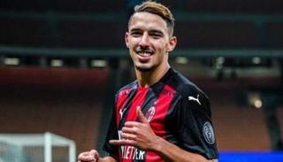 إسماعيل بن ناصر لاعب وسط ميلان