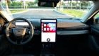 الشاشات الضخمة تغزو السيارات الفاخرة.. مرسيدس في المقدمة