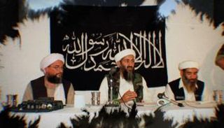 زعيم القاعدة أسامة بن لادن وبعض مساعديه