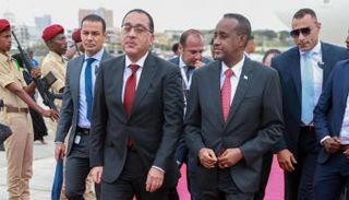رئيس الوزراء المصري لدى وصوله مقديشو