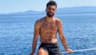 بين البسطاء وطبيعة ساحرة.. أين يقضي محمد صلاح إجازته؟ (صور)