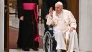 بعد ظهوره بكرسي متحرك.. تكهنات بقرب تنحي بابا الفاتيكان