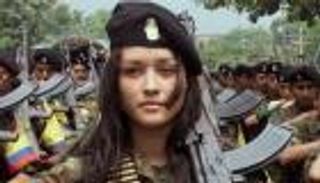 عرض عسكري لمجندات يرتدين المايوه يثير ضجة.. فما القصة؟ (فيديو)