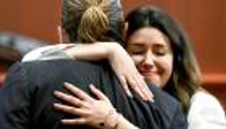 محامية جوني ديب ترد على "تهمة غير أخلاقية": أعانق الجميع