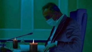 صورة متلاعب فيها لرئيس وزراء العراق يعمل في الظلام