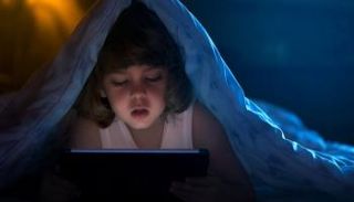 أضرار التحديق طويلا في الشاشات تصل للدماغ