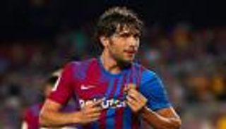 بشرط خيالي.. برشلونة يتحدى أزمته ويجدد عقد "القائد الثالث"