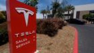 إيلون ماسك يبحث عن "صغار" المستثمرين.. تقسيم أسهم تسلا