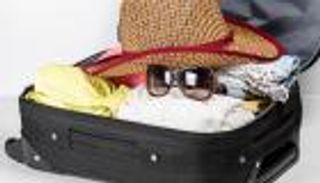 قطع لا غنى عنها في حقيبة سفرك لـ"المصيف" أو خارج البلاد