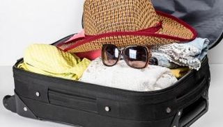 القميص الأبيض من القطع الأساسية في حقيبة المصيف