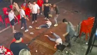 لقطة من فيديو الاعتداء على سيدتين في الصين