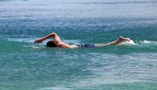 شاب يسبح في البحر - أرشيفية