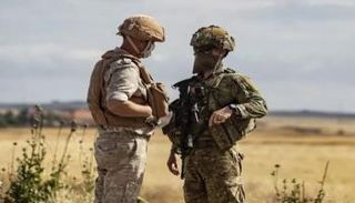 مناقشة هادئة بين جنديين روسي وأمريكي في سوريا - أرشيفية