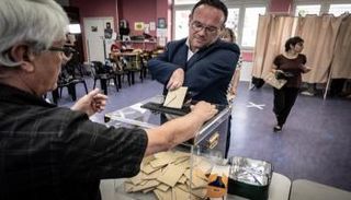 وزير التضامن والحكم الذاتي والإعاقة الفرنسي داميان أباد يدلي بصوته