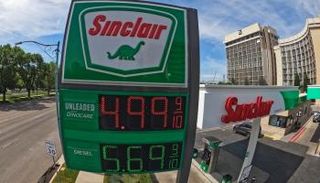 التضخم يرخي ثقله على الاقتصاد الأمريكي.. إليك ما خلّفه هناك